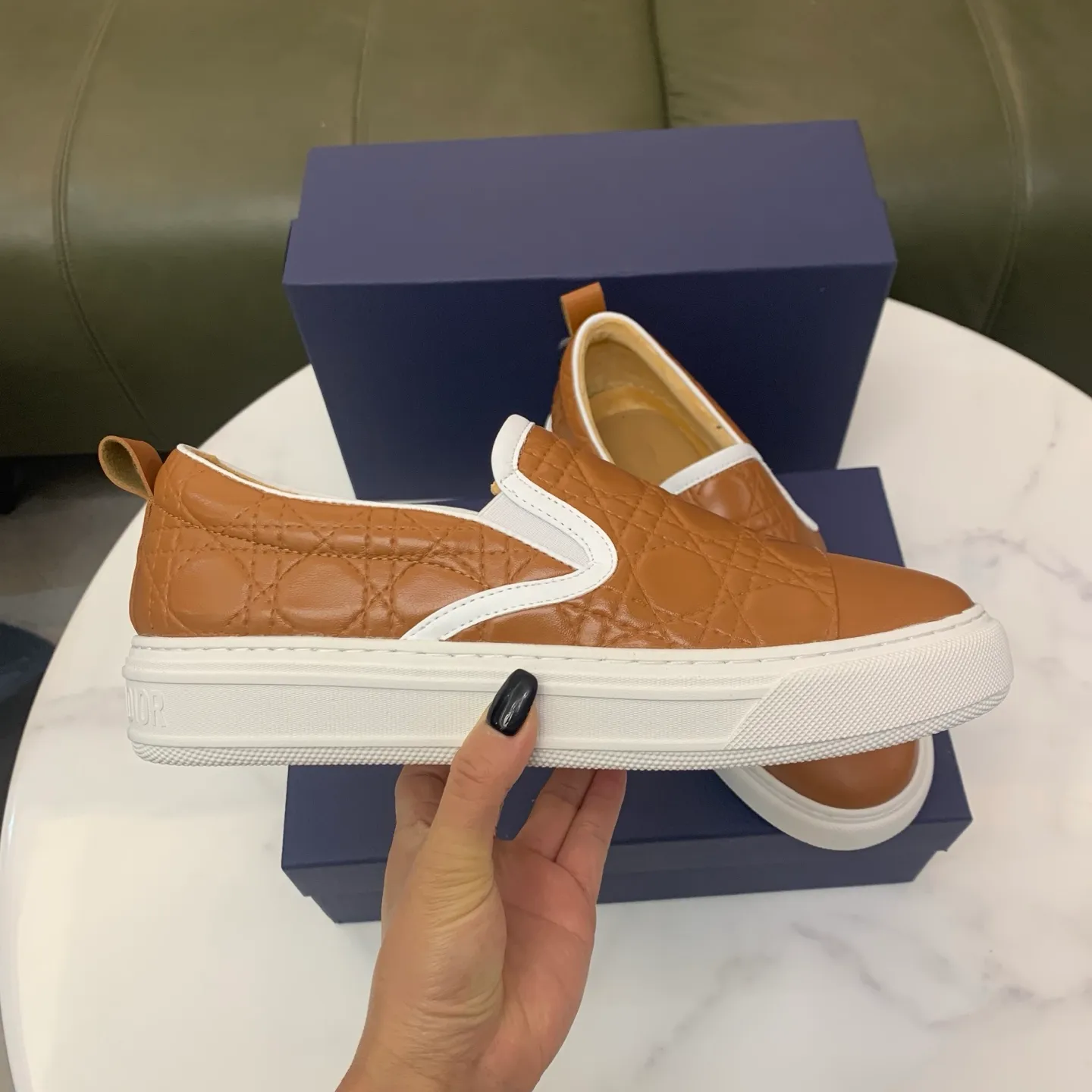 Men's men's shoes 💰400 [New style] 🧁🧁 Dior (velvet lining and leather lining are preferred when ordering) D's new product is on the market, full first-layer calfskin with embroidered classic diamond pattern D's craftsmanship, high-end and classy, ​​comfortable on the feet, versatile to wear, full of three-dimensional sense, available in 4 colors: black, coffee, gray and khaki, size: 39-44 (45 can be customized, cannot be returned)